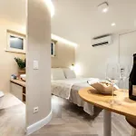 & Laura Apartment *