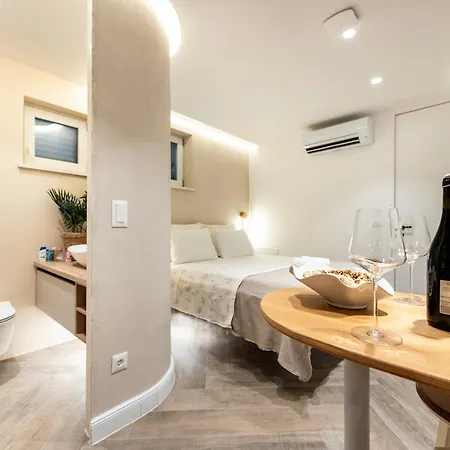 & Laura Apartman *