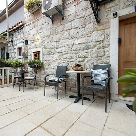 Апартаменти & Laura *