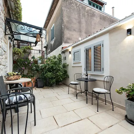 Апартаменти & Laura *