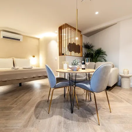 & Laura Apartment Split