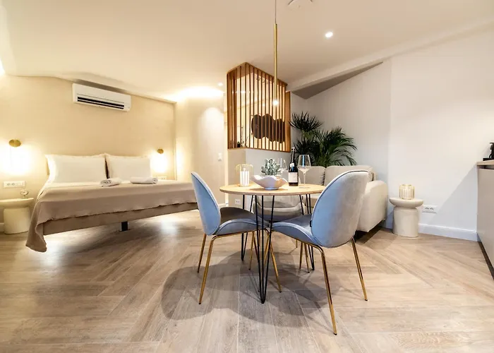 & Laura Apartment Split