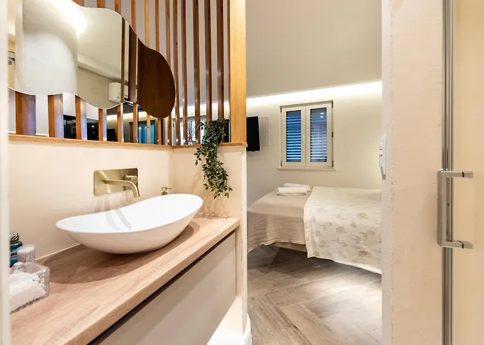 Apartment & Laura Split